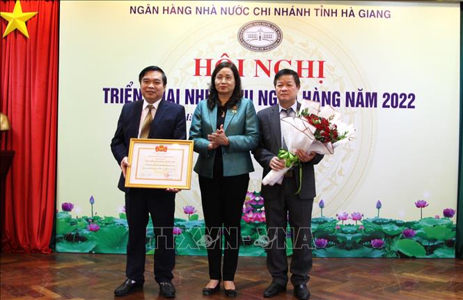 Phó Chủ tịch UBND tỉnh Hà Giang Hà Thị Minh Hạnh trao tặng Bằng khen của Chủ tịch UBND tỉnh cho Ngân hàng Nhà nước Chi nhánh tỉnh Hà Giang đạt thành tích xuất sắc năm 2021. Ảnh: Minh Tâm-TTXVN