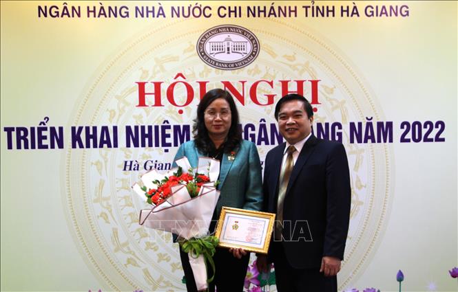 Giám đốc Ngân hàng Nhà nước Chi nhánh tỉnh Hà Giang Nguyễn Ngọc Hải trao Kỷ niệm chương “Vì sự nghiệp Ngân hàng” cho Phó Chủ tịch UBND tỉnh Hà Giang Hà Thị Minh Hạnh. Ảnh: Minh Tâm-TTXVN