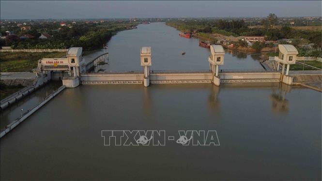 Trong ảnh: Cống Cầu xe ở xã Quang Trung, huyện Tứ Kỳ, tỉnh Hải Dương nhìn từ trên cao. Ảnh: Vũ Sinh - TTXVN 