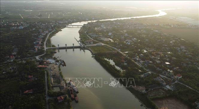 Trong ảnh: Cống Cầu xe ở xã Quang Trung, huyện Tứ Kỳ, tỉnh Hải Dương được đầu tư hơn 244 tỷ đồng, khởi công xây dựng năm 2015và hoàn thành năm 2019, có chức năng ngăn triều, tiêu úng cho toàn bộ Hệ thống ra sông Thái Bình và lấy nước ngược từ sông Thái Bình để cung cấp nước tưới, kết hợp giao thông thủy. Ảnh: Vũ Sinh - TTXVN