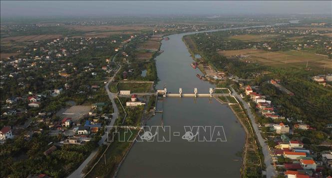 Trong ảnh: Cống Cầu xe ở xã Quang Trung, huyện Tứ Kỳ, tỉnh Hải Dương khởi công xây dựng năm 2015và hoàn thành năm 2019, có chức năng ngăn triều, tiêu úng cho toàn bộ Hệ thống ra sông Thái Bình và lấy nước ngược từ sông Thái Bình để cung cấp nước tưới, kết hợp giao thông thủy. Ảnh: Vũ Sinh - TTXVN