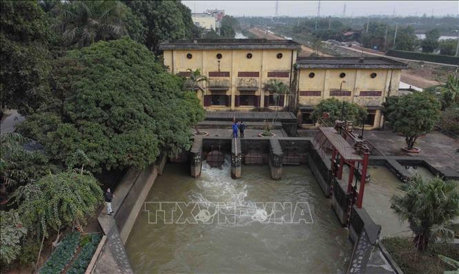 Trong ảnh: Trạm bơm Văn Giang (Hệ thống thuỷ lợi Bắc Hưng Hải) ở huyện Văn Giang đang hoạt động đưa nước tích trữ trong đồng ruộng chuẩn bị đổ ải sản xuất vụ Đông Xuân năm 2021-2022. Ảnh: Vũ Sinh - TTXVN
