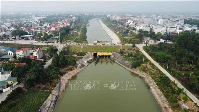 Trong ảnh: Cống Xuân Quang là công trình đầu tiên của Hệ thống thuỷ lợi Bắc Hưng Hải ở xã Xuân Quang, huyện Văn Giang, Hưng Yên nhìn từ trên cao. Ảnh: Vũ Sinh - TTXVN