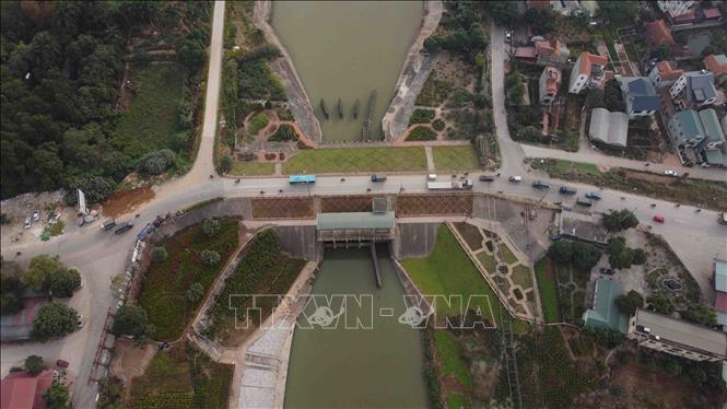 Trong ảnh: Cống Xuân Quang là công trình đầu tiên của Hệ thống thuỷ lợi Bắc Hưng Hải ở xã Xuân Quang, huyện Văn Giang, Hưng Yên nhìn từ trên cao. Ảnh: Vũ Sinh - TTXVN