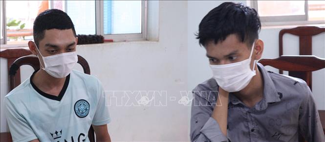 Trong ảnh: Hai đối tượng tại cơ quan công an. Ảnh: TTXVN phát