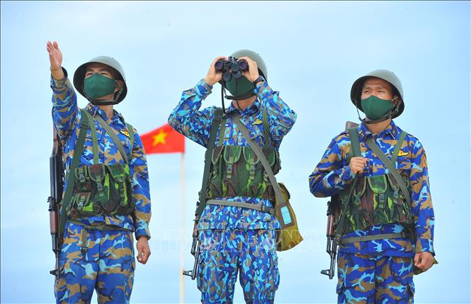 Trong ảnh: Các chiến sĩ tuần tra trên đảo An Bang. Ảnh: Minh Đức - TTXVN