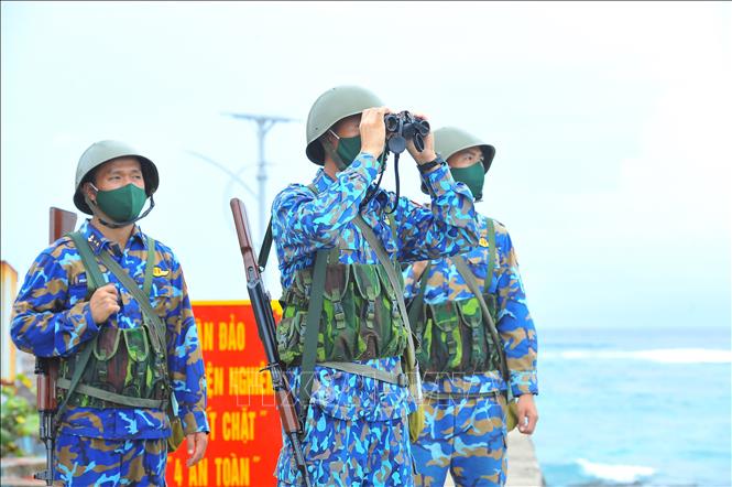 Trong ảnh: Các chiến sĩ tuần tra trên đảo An Bang. Ảnh: Minh Đức - TTXVN