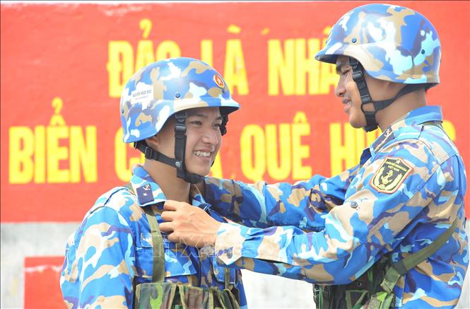 Trong ảnh: Dù vất vả nhưng các chiến sĩ vẫn luôn nở nụ cười, hết lòng vì nhiệm vụ. Ảnh: Minh Đức - TTXVN