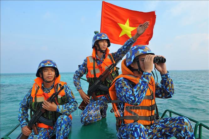 Trong ảnh: Các chiến sĩ tuần tra trên biển thuộc đảo Phan Vinh B. Ảnh: Minh Đức - TTXVN
