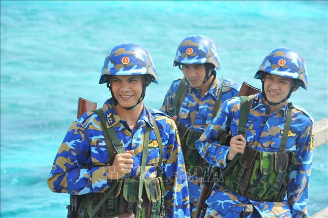 Trong ảnh: Dù vất vả nhưng các chiến sĩ vẫn luôn nở nụ cười, hết lòng vì nhiệm vụ. Ảnh: Minh Đức - TTXVN