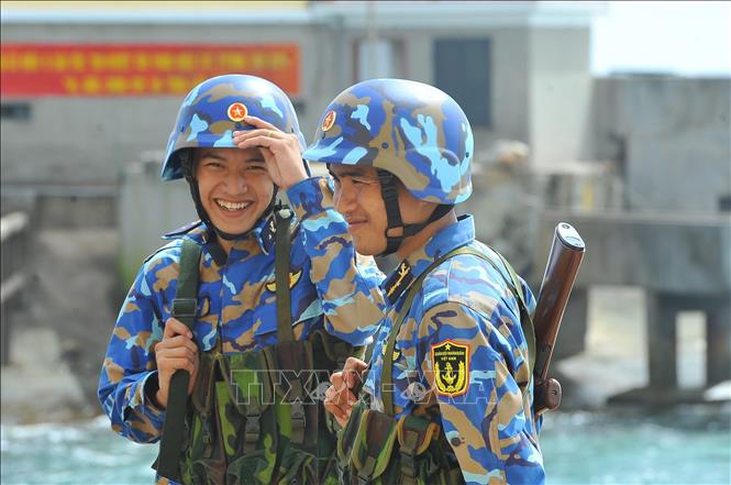 Trong ảnh: Dù vất vả nhưng các chiến sĩ vẫn luôn nở nụ cười, hết lòng vì nhiệm vụ. Ảnh: Minh Đức - TTXVN