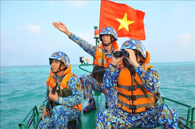 Trong ảnh: Các chiến sĩ tuần tra vùng biển thuộc đảo Phan Vinh B. Ảnh: Minh Đức - TTXVN