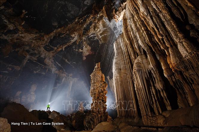 Photo: Only daring and health explorers can enter Son Dong cave, due to the cave's dangerous topography. VNA Photo