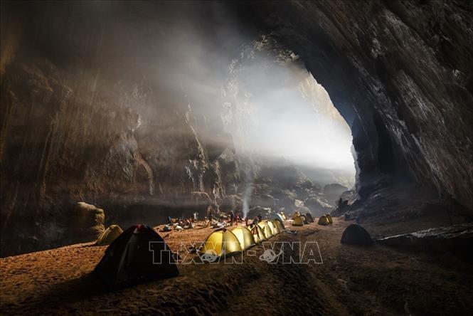 Photo: Only daring and health explorers can enter Son Dong cave, due to the cave's dangerous topography. VNA Photo