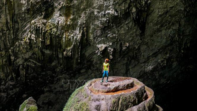 Photo: Only daring and health explorers can enter Son Dong cave, due to the cave's dangerous topography. VNA Photo