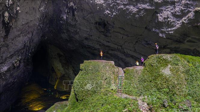 Photo: Only daring and health explorers can enter Son Dong cave, due to the cave's dangerous topography. VNA Photo