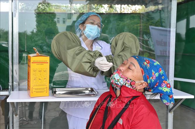 Trong ảnh: Khu vực lấy mẫu xét nghiệm COVID-19 tại bệnh viện Đa khoa tỉnh Yên Bái được bố trí riêng, đảm bảo an toàn trong phòng, chống dịch COVID-19. Ảnh: Minh Quyết – TTXVN