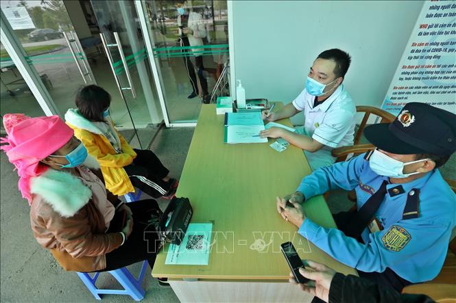Trong ảnh: Bệnh nhân và người nhà phải khai báo y tế khi đến bệnh viện Đa khoa tỉnh Yên Bái. Ảnh: Minh Quyết – TTXVN