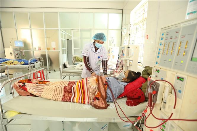 Trong ảnh: Bác sĩ chăm sóc cho bệnh nhân chạy thận nhân tạo tại bệnh viện Đa khoa khu vực Nghĩa Lộ (Yên Bái). Ảnh: Minh Quyết – TTXVN