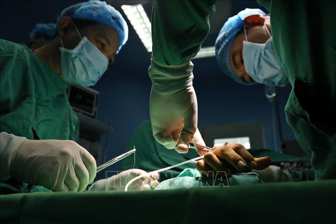 Trong ảnh: Ca phẫu thuật nối gân bàn tay cho bệnh nhân tại bệnh viện đa khoa tỉnh Yên Bái. Ảnh: Minh Quyết – TTXVN
