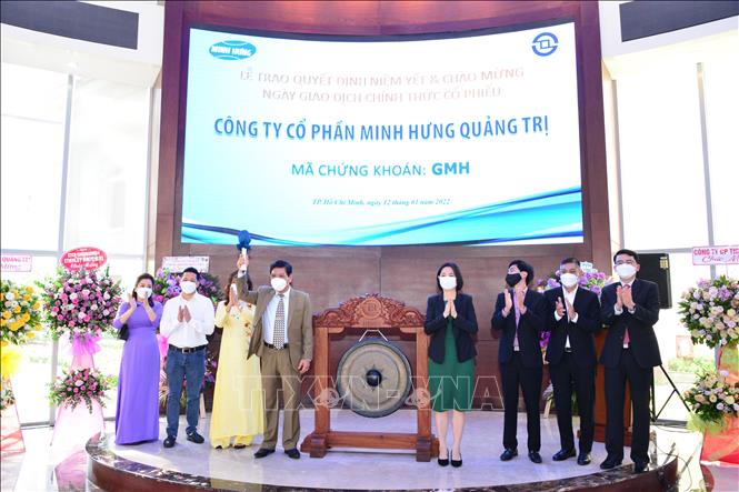 Trong ảnh: 16,5 triệu cổ phiếu GMH chính thức được niêm yết trên HOSE. Giá tham chiếu trong ngày giao dịch đầu tiên là 22.000 đồng/cổ phiếu, biên độ giao động giá +/-20%.
 Ảnh: TTXVN phát