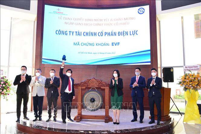 Trong ảnh: Gần 305 triệu  cổ phiếu EVF chính thức được niêm yết giao dịch trên HOSE. Giá tham chiếu trong ngày giao dịch đầu tiên là 19.050 đồng/cổ phiếu, biên độ giao động giá +/-20%. Ảnh: TTXVN phát