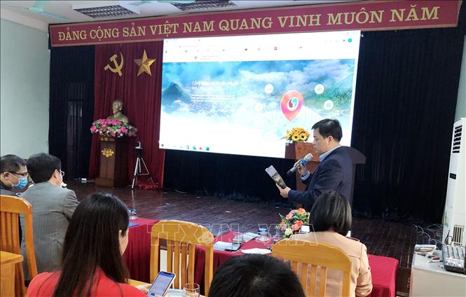 Trong ảnh: Đại diện công ty xây dựng Cổng thông tin dữ liệu đất đai tỉnh Lạng Sơn hướng dẫn cách cài đặt ứng dụng. Ảnh: Thái Thuần - TTXVN