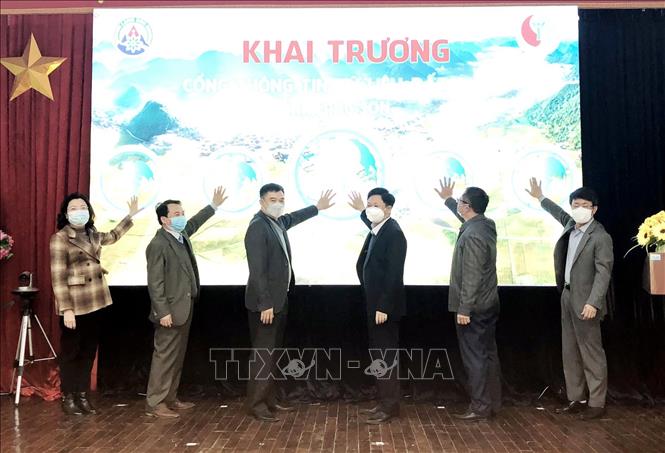 Trong ảnh: Các đại biểu bấm nút khai trương Cổng thông tin dữ liệu đất đai tỉnh Lạng Sơn. Ảnh: Thái Thuần - TTXVN