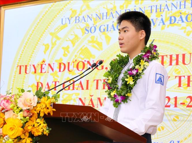 Em Nguyễn Trí Đức, học sinh lớp 12 Hoá 1, trường THPT chuyên Hà Nội - Amsterdam thay mặt các em học sinh đạt giải phát biểu. Ảnh: Tuấn Đức - TTXVN