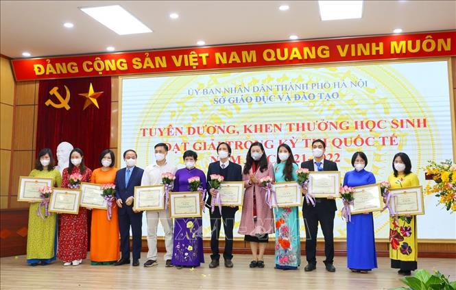 Trao Giấy khen của Giám đốc Sở Giáo dục và Đào tạo Hà Nội cho các giáo viên có thành tích xuất sắc trong công tác bồi dưỡng, hướng dẫn học sinh. Ảnh: Tuấn Đức - TTXVN