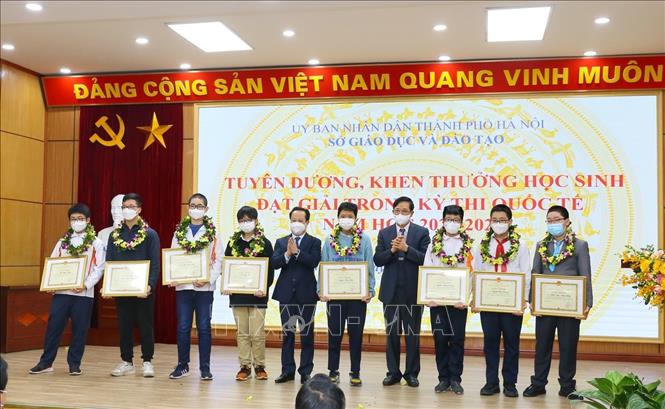 Trao Giấy khen của Giám đốc Sở Giáo dục và Đào tạo Hà Nội cho các học sinh đạt thành tích xuất sắc tại Kỳ thi Olympic Toán và Khoa học quốc tế lần thứ 18 (IMSO 2021); Kỳ thi Toán học trẻ quốc tế 2021 (IMC 2021). Ảnh: Tuấn Đức - TTXVN