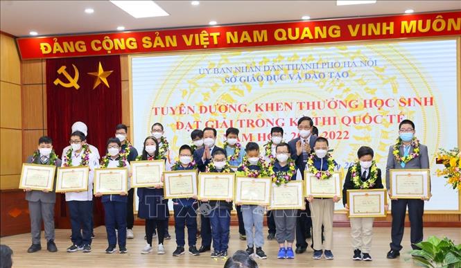Trao Giấy khen của Giám đốc Sở Giáo dục và Đào tạo Hà Nội cho các học sinh đạt thành tích xuất sắc tại Kỳ thi Olympic Toán và Khoa học quốc tế lần thứ 18 (IMSO 2021); Kỳ thi Toán học trẻ quốc tế 2021 (IMC 2021). Ảnh: Tuấn Đức - TTXVN