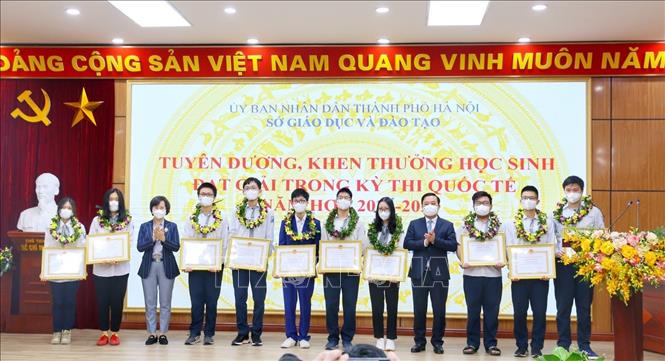 Trao Bằng khen của UBND TP. Hà Nội cho các học sinh đạt Huy chương Bạc, Đồng các kỳ thi quốc tế. Ảnh: Tuấn Đức - TTXVN