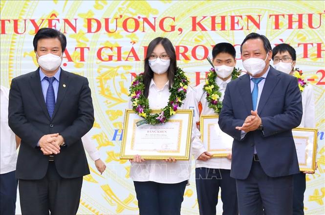 Trao Bằng khen của UBND TP. Hà Nội cho các học sinh đạt Huy chương Vàng các kỳ thi Olympic. Ảnh: Tuấn Đức - TTXVN