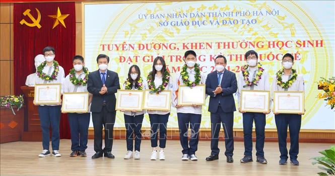 Trao Bằng khen của UBND TP. Hà Nội cho các học sinh đạt Huy chương Vàng các kỳ thi Olympic. Ảnh: Tuấn Đức - TTXVN
