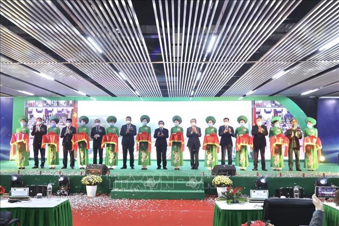 Photo: Delegates cut the ribbon to inaugurate the Cat Linh-Ha Dong metro line. VNA Photo: Minh Quyết