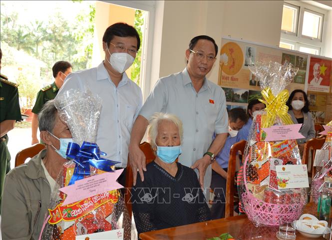 Trong ảnh: Phó Chủ tịch Quốc hội Trần Quang Phương (bên phải) và lãnh đạo tỉnh Đồng Tháp tặng quà gia đình chính sách. Ảnh: Nhựt An - TTXVN
