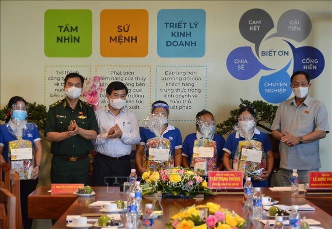Trong ảnh: Tặng quà cho công nhân có hoàn cảnh khó khăn của Công ty Cổ phần Vĩnh Hoàn. Ảnh: Nhựt An - TTXVN