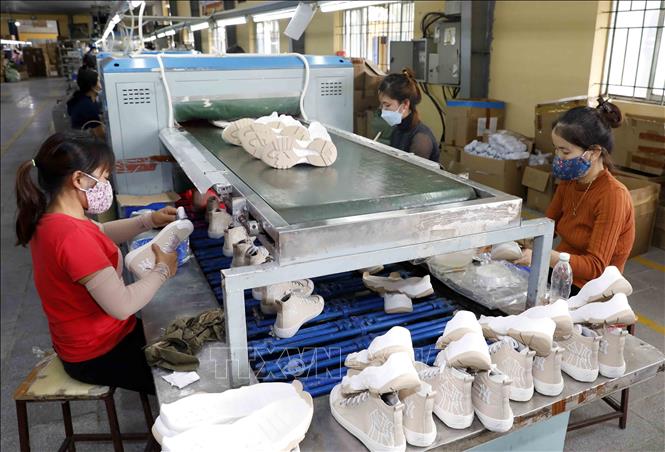 Photo: Making shoes for export to EU at the Truong Xuan Shoes Co. Ltd in Ba Vi district of Hanoi. VNA Photo: Trần Việt