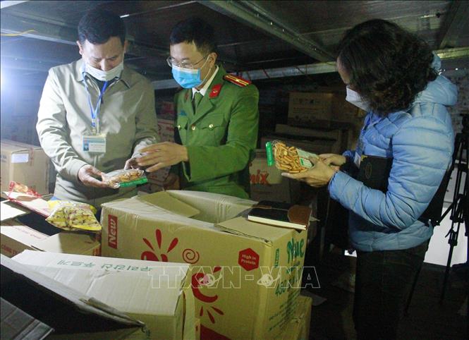 Trong ảnh: Đoàn kiểm tra liên ngành về an toàn thực phẩm tỉnh Ninh Bình  kiểm tra tại các cơ sở sản xuất, chế biến, kinh doanh tại huyện Gia Viễn, tỉnh Ninh Bình. Ảnh: Hải Yến-TTXVN.