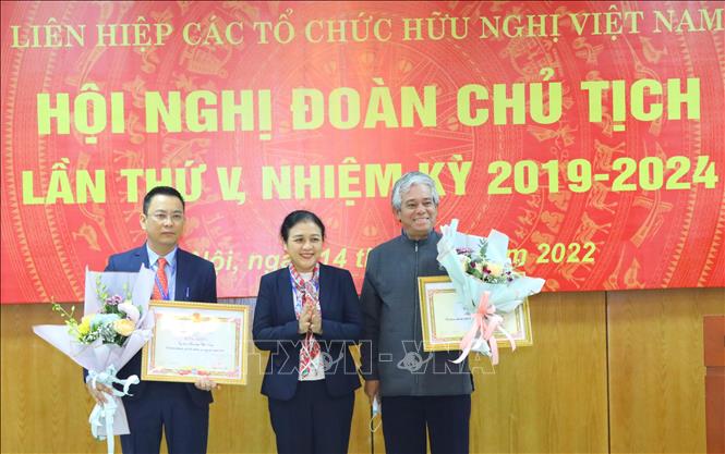 Chủ tịch Liên hiệp các tổ chức Hữu nghị Việt Nam Nguyễn Phương Nga trao tặng Bằng khen cho các tập thể, cá nhân. Ảnh: Văn Điệp - TTXVN