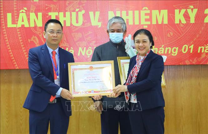 Chủ tịch Liên hiệp các tổ chức Hữu nghị Việt Nam Nguyễn Phương Nga trao tặng Bằng khen cho các tập thể, cá nhân. Ảnh: Văn Điệp - TTXVN