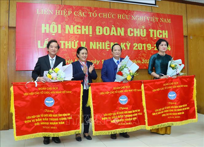 Chủ tịch Liên hiệp các tổ chức Hữu nghị Việt Nam Nguyễn Phương Nga trao tặng Cờ thi đua cho các tập thể. Ảnh: Văn Điệp - TTXVN
