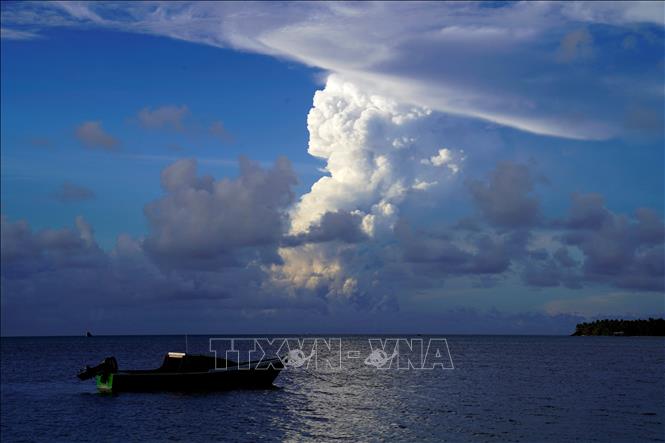 Trong ảnh: Tro bụi phun lên từ miệng núi lửa ở đảo Hunga Ha'apai của đảo quốc Tonga, ngày 21/12/2021. Ảnh: AFP/ TTXVN