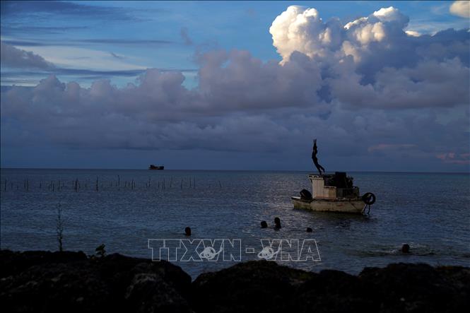 Trong ảnh: Tro bụi phun lên từ miệng núi lửa ở đảo Hunga Ha'apai của đảo quốc Tonga, ngày 21/12/2021. Ảnh: AFP/TTXVN