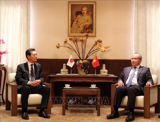 Trong ảnh: Đại sứ Vũ Hồng Nam (bên trái) tiếp ông Taniguchi sau lễ trao quyết định. Ảnh: Phạm Tuân - PV TTXVN tại Tokyo