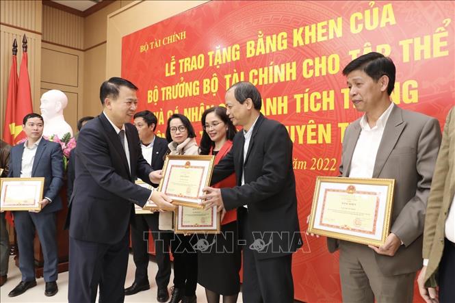 Thứ trưởng Bộ Tài chính Nguyễn Đức Chi trao tặng Bằng khen của Bộ trưởng cho Ban biên tập Ảnh (TTXVN) có thành tích xuất sắc trong công tác thông tin tuyên truyền. Ảnh: Minh Quyết - TTXVN