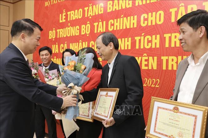 Thứ trưởng Bộ Tài chính Nguyễn Đức Chi trao tặng Bằng khen của Bộ trưởng cho Ban biên tập Ảnh (TTXVN) có thành tích xuất sắc trong công tác thông tin tuyên truyền. Ảnh: Minh Quyết - TTXVN