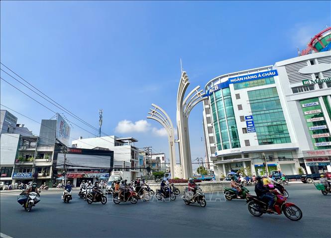 Giao thông tại Vòng xoay Đèn 4 Ngọn, đường Trần Hưng Đạo, thành phố Long Xuyên, tỉnh An Giang. Ảnh: Thanh Sang - TTXVN