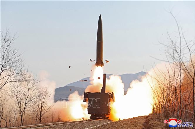 Trong ảnh (hình ảnh do Hãng thông tấn Trung ương Triều Tiên công bố ngày 15/1/2022): Tên lửa được phóng thử nghiệm trong cuộc diễn tập của trung đoàn tên lửa đường sắt Triều Tiên tại tỉnh Bắc Pyongan. Ảnh: KCNA/TTXVN